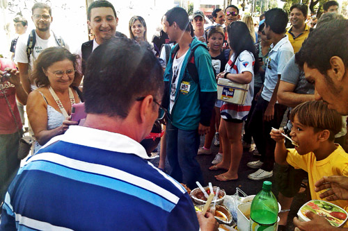 Com buchada e farofa de ovo, manifestantes questionam gastos do governo de Cid Gomes no Ceará