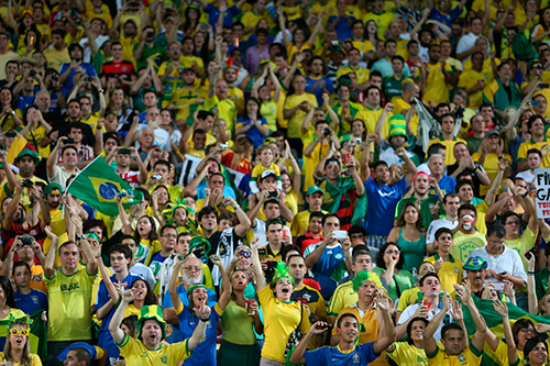 Na Copa da FIFA, negros jogam, constroem estádios, mas não sentam nas cadeiras