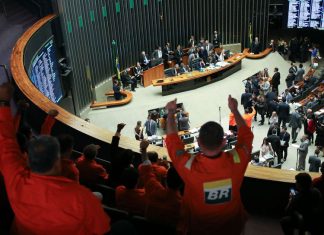 Câmara aprova projeto que garante 100% do pré-sal às multinacionais