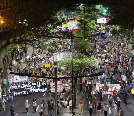 Dia Nacional de paralisações e protestos foi forte e reuniu cerca de 20 mil pessoas nas ruas da capital gaúcha