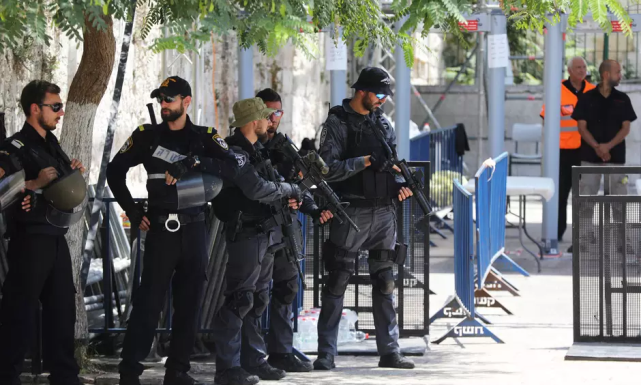 Israel ataca palestinos em Al-Aqsa