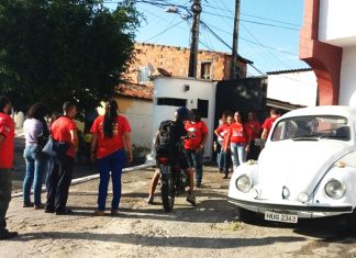 CE: Contra o atraso de salários, trabalhadores protestam na Lelia Costa