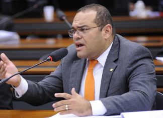 Projeto de lei quer obrigar programação religiosa em rádios