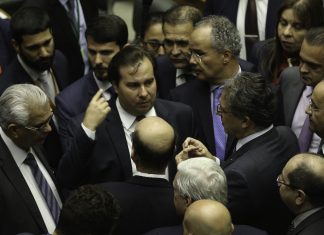 Reforma política beneficia reeleição de corruptos e ataca PSTU, PSOL e PCB
