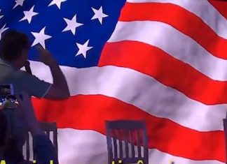 Nos EUA, Bolsonaro defende fim da CLT e diz que vai privatizar tudo