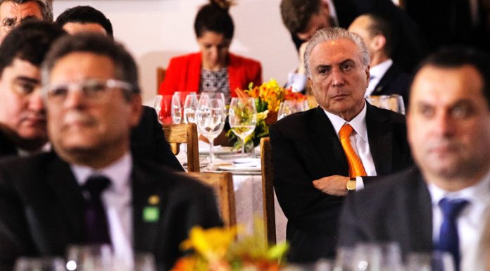 Temer oferece jantar de gala e o cardápio é a sua aposentadoria