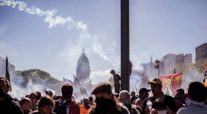 Os enfrentamentos na Argentina pelos olhos dos fotógrafos independentes