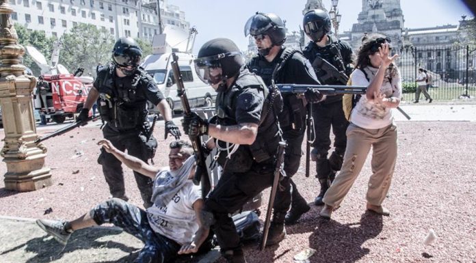 Argentina: Violência é a brutal repressão policial. Não à perseguição de Sebastián Romero e do PSTU