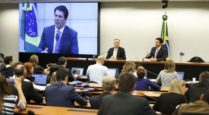 Governo insiste em votar reforma da Previdência até final de fevereiro. É preciso parar o Brasil dia 19