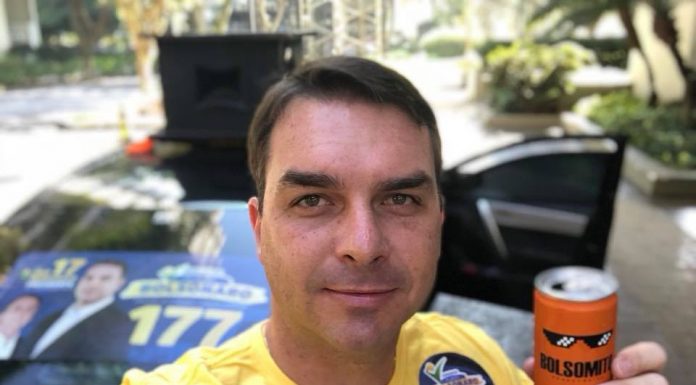Mesmo recorrendo ao foro privilegiado para frear investigações, Flávio Bolsonaro se enrola cada vez mais