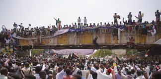 Massas sudanesas rejeitam golpe militar após a queda de Omar al-Bashir