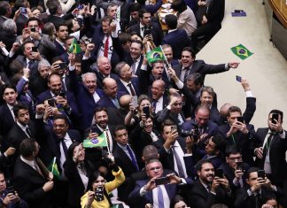 Com compra de deputados e fake news, reforma passa em 1º turno na Câmara