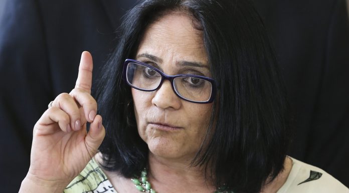 O silêncio cúmplice de Damares