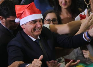 Presente de Natal: Bolsonaro concede perdão a milicianos e policiais que mataram nas ruas