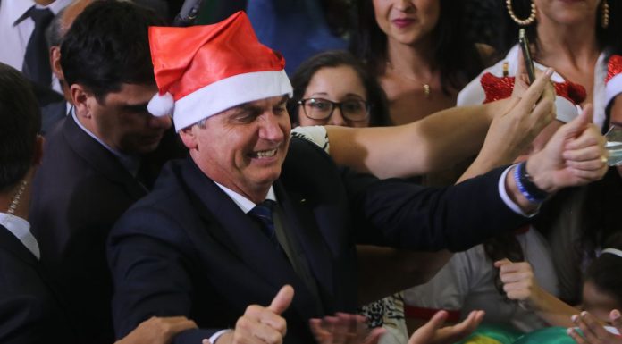 Presente de Natal: Bolsonaro concede perdão a milicianos e policiais que mataram nas ruas