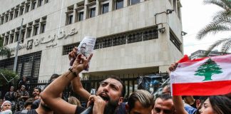 Bancos entram na mira das manifestações no Líbano