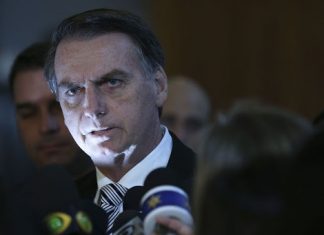 Bolsonaro trata soropositivos como despesa e fortalece preconceitos