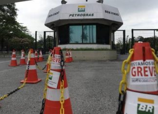 Todo apoio à greve dos petroleiros. Não à privatização, por uma Petrobrás 100% estatal
