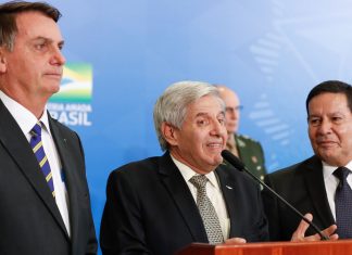 Derrotar Bolsonaro-Mourão e o seu projeto de ditadura, já!