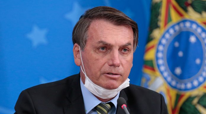 Aproveitando-se da pandemia, Bolsonaro quer cortar seu salário pela metade