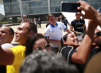 Atos minguados: Bolsonaro tira a máscara de atos pró-ditadura e ameaça saúde pública