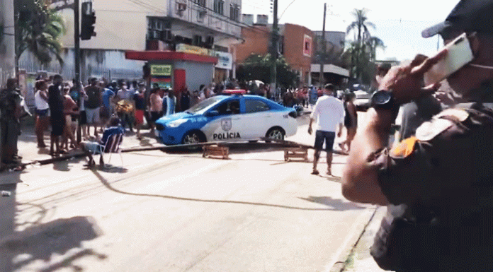 Empregados da Caixa e o povo pobre sofrem juntos na luta pelo pagamento do auxílio emergencial
