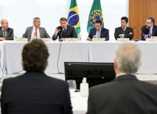 Governo vive um escândalo por dia, mas não para de atacar