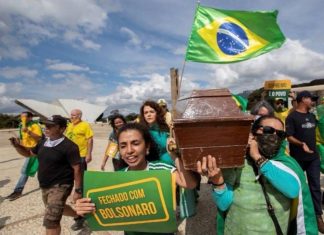 Grupelhos fascistas atacam trabalhadores da saúde e jornalistas