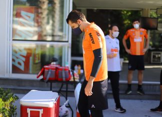 Futebol e pandemia: cartão vermelho para quem quer arriscar vidas para salvar cartolas