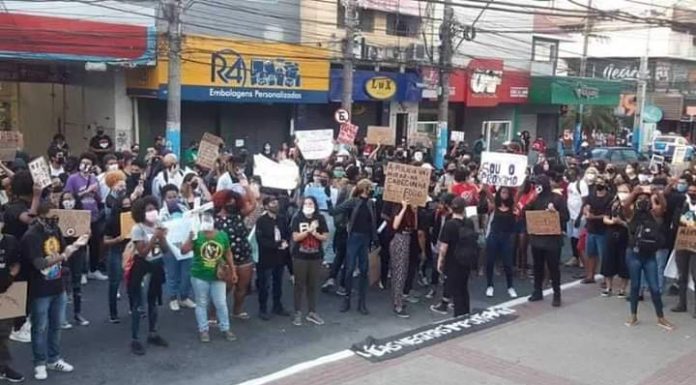 Em São Gonçalo (RJ), manifestantes protestam contra violência policial e por justiça para João Pedro