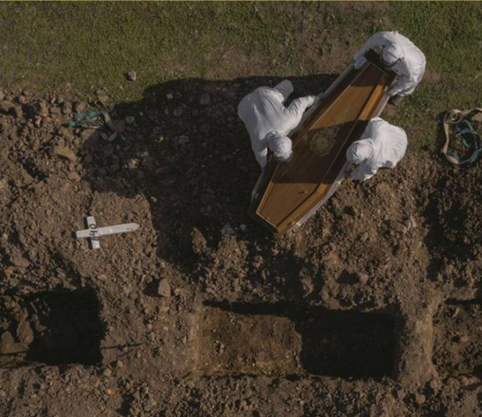 Próximo de 100 mil mortes, Brasil tem metade dos trabalhadores desempregados enquanto ricos lucram na pandemia