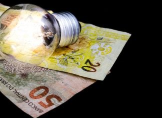 Governo Bolsonaro aumenta tarifa elétrica em meio à pandemia