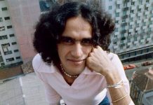Caetano Veloso: A voz das dores e delícias do Brasil