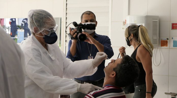 País vive aumento exponencial dos casos de COVID-19 enquanto milhões de testes apodrecem em galpão do governo