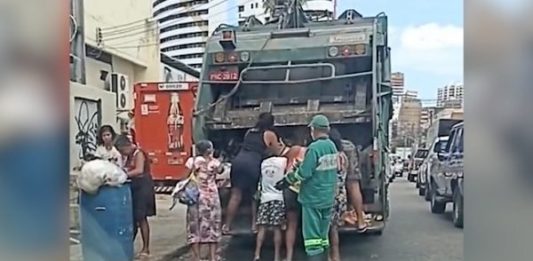 Pessoas catam restos em caminhões de lixo e recorrem a restos de ossos e carne