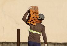 Bolsonaro sanciona desoneração de empresas até 2023, apesar de medida ser fracasso na geração de empregos