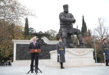 Entre estátuas e fotos: Sobre o antissemitismo vestido de oportunismo bélico