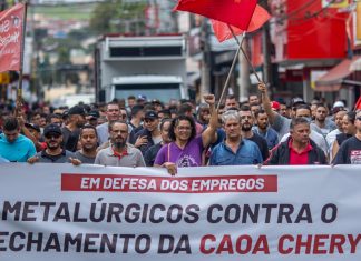 Jacareí (SP): Operários da Caoa Chery realizam acampamento em frente a fábrica em defesa dos empregos