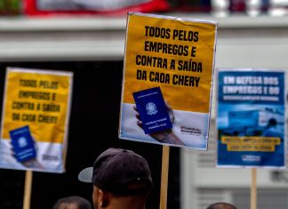 Contra o fechamento da fábrica, operários da Caoa Chery acampam em frente à sede da montadora