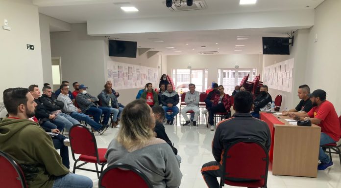 Em São José dos Campos, operários da Avibras se filiam ao PSTU