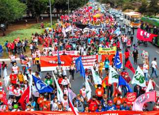 Brasília: 5 mil protestam em defesa da Educação e contra privatizações