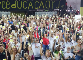 Trabalhadores da Educação do RJ aprovam continuidade de greve, que já dura um mês. Todo apoio!