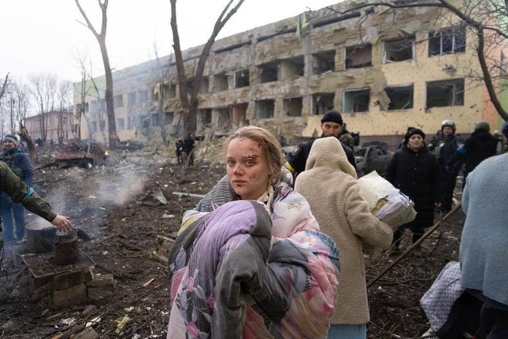 Retrato de Mariana Vyshemirsky saindo da maternidade bombardeada.